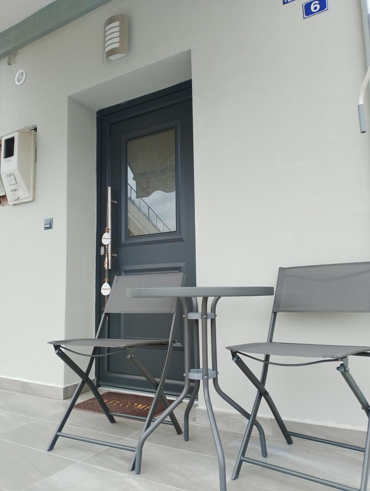 Black Eagle Apartment